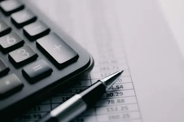 Amortizarea se schimbă din 2026: plafon majorat la 5.000 lei și amortizare superaccelerată pentru anumite active